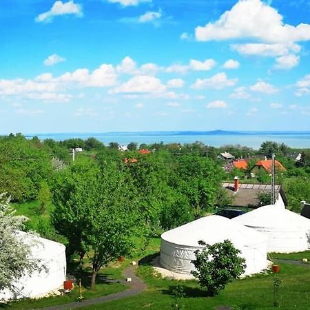 Jurta Hotel Balatongyörök Exteriör bild