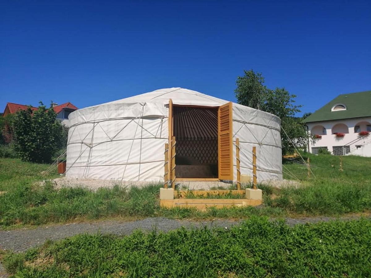 Jurta Hotel Balatongyörök Exteriör bild