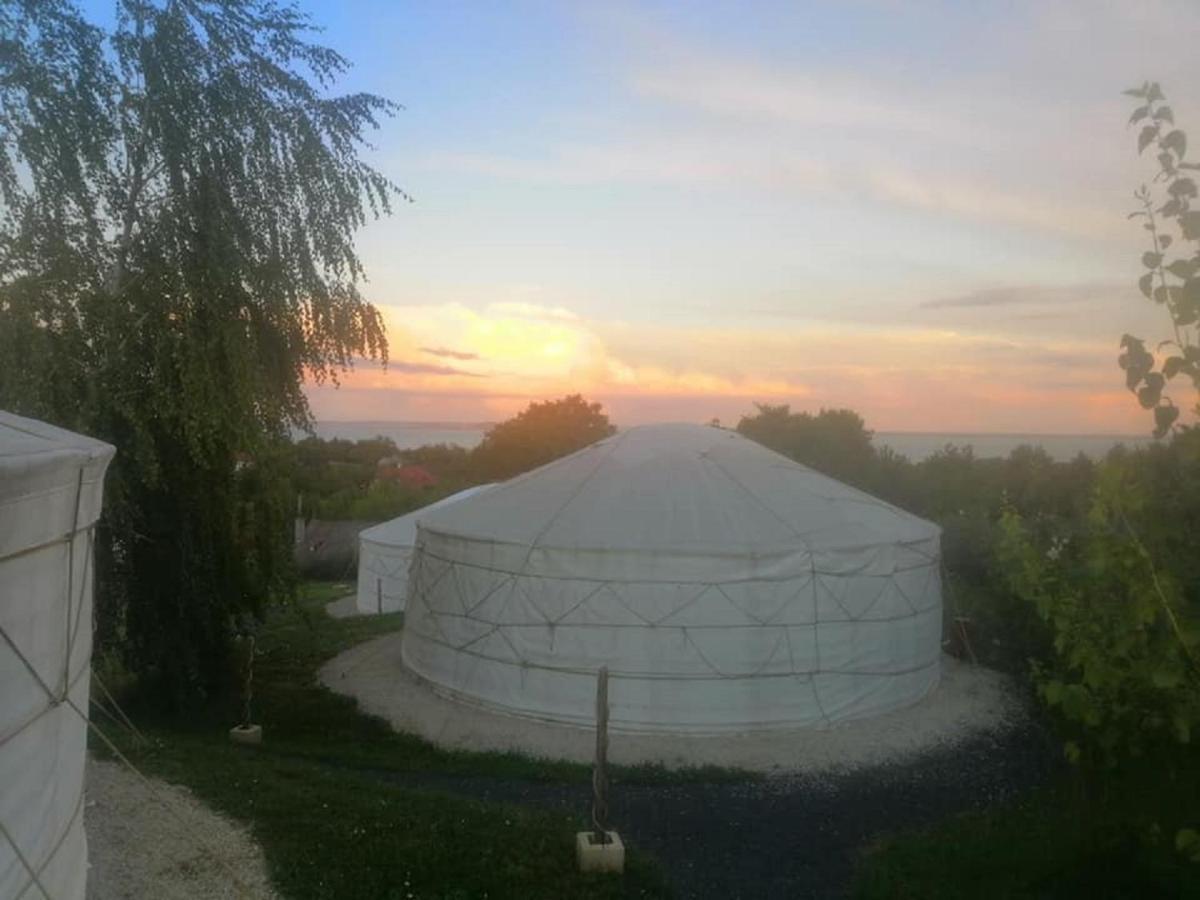 Jurta Hotel Balatongyörök Exteriör bild
