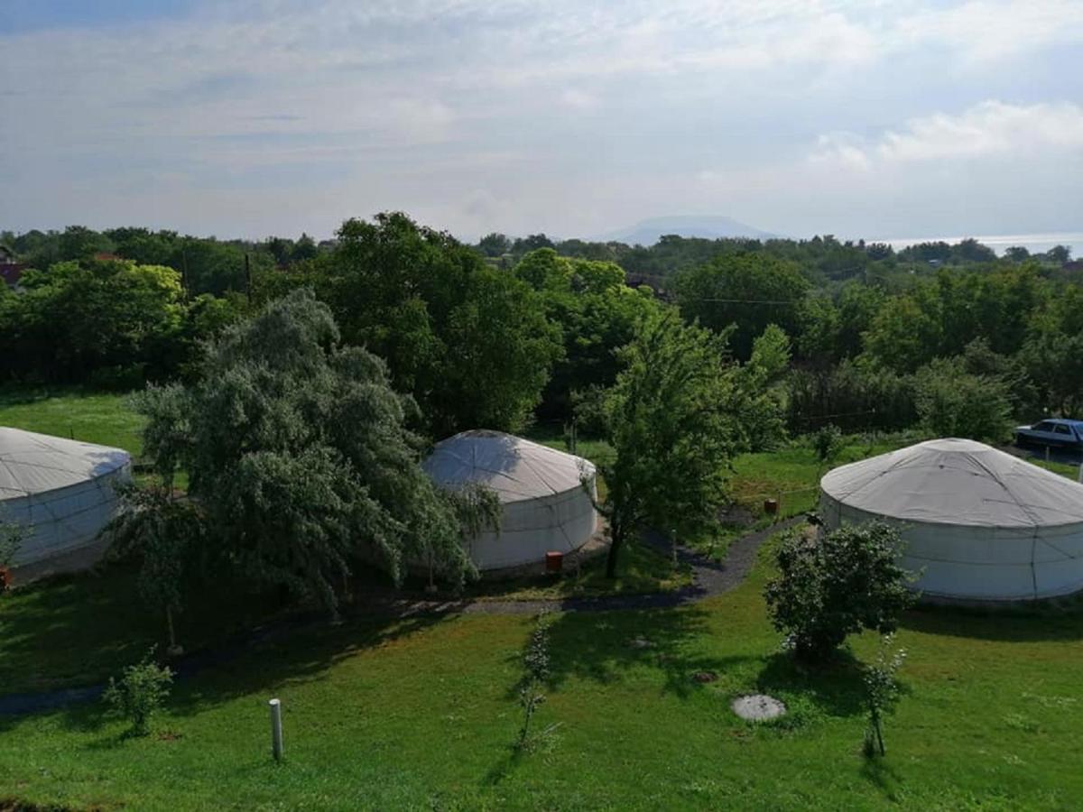 Jurta Hotel Balatongyörök Exteriör bild