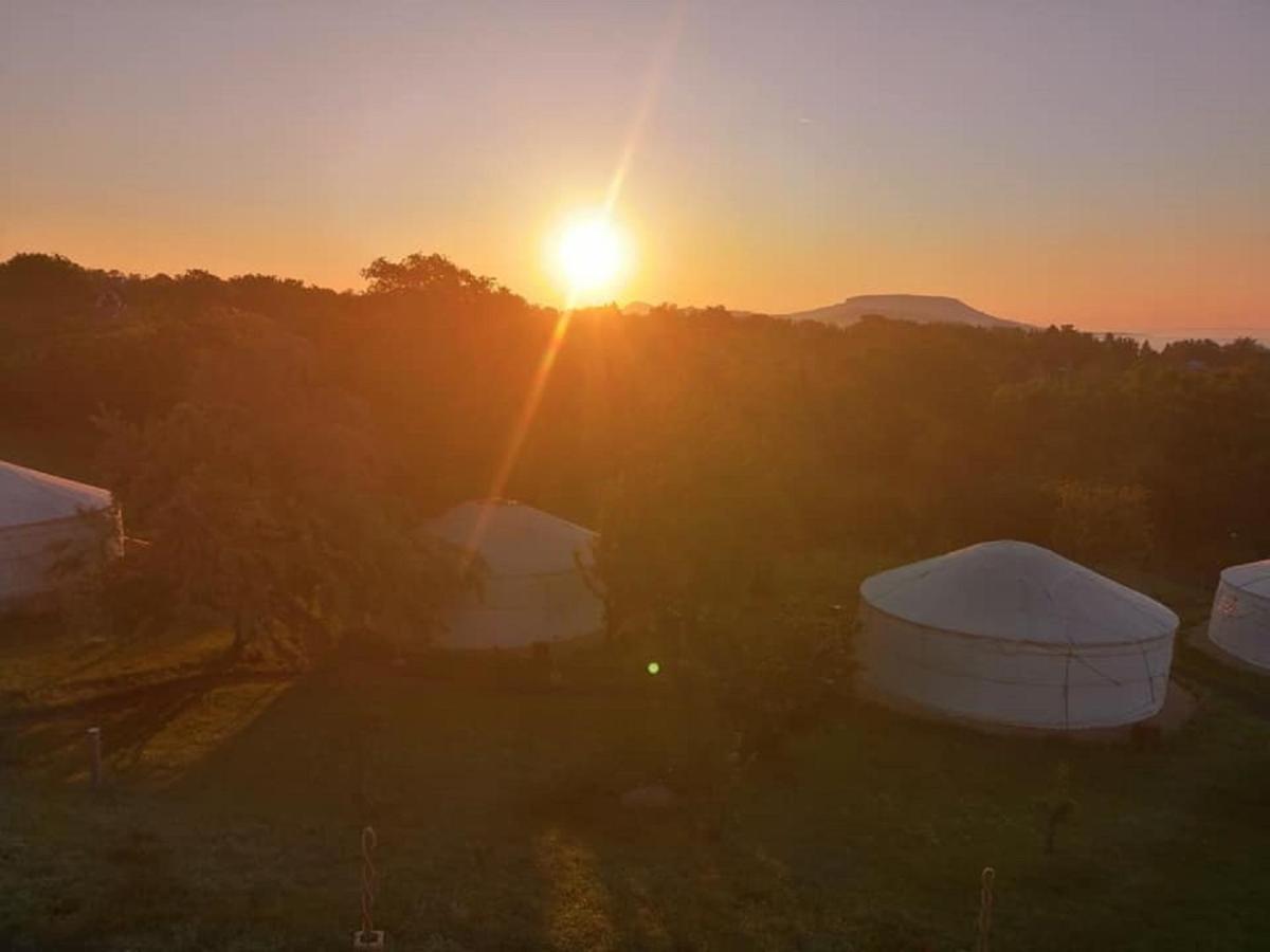 Jurta Hotel Balatongyörök Exteriör bild