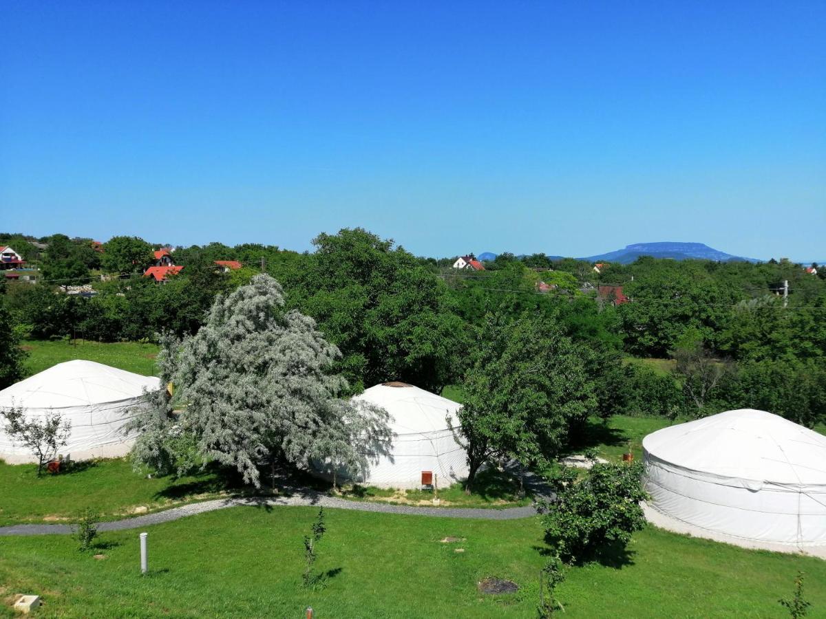 Jurta Hotel Balatongyörök Exteriör bild