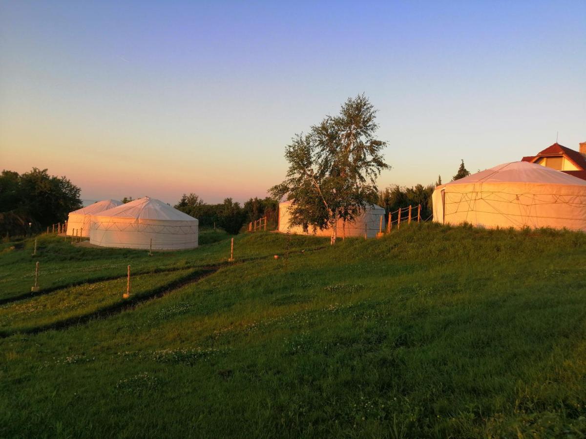 Jurta Hotel Balatongyörök Exteriör bild