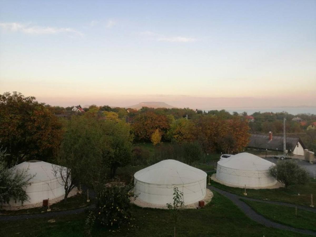 Jurta Hotel Balatongyörök Exteriör bild