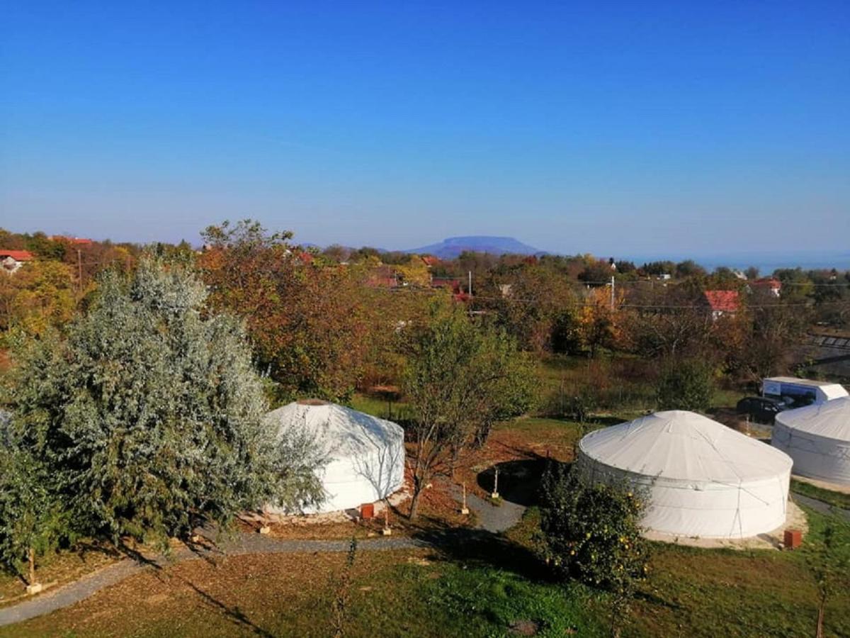 Jurta Hotel Balatongyörök Exteriör bild