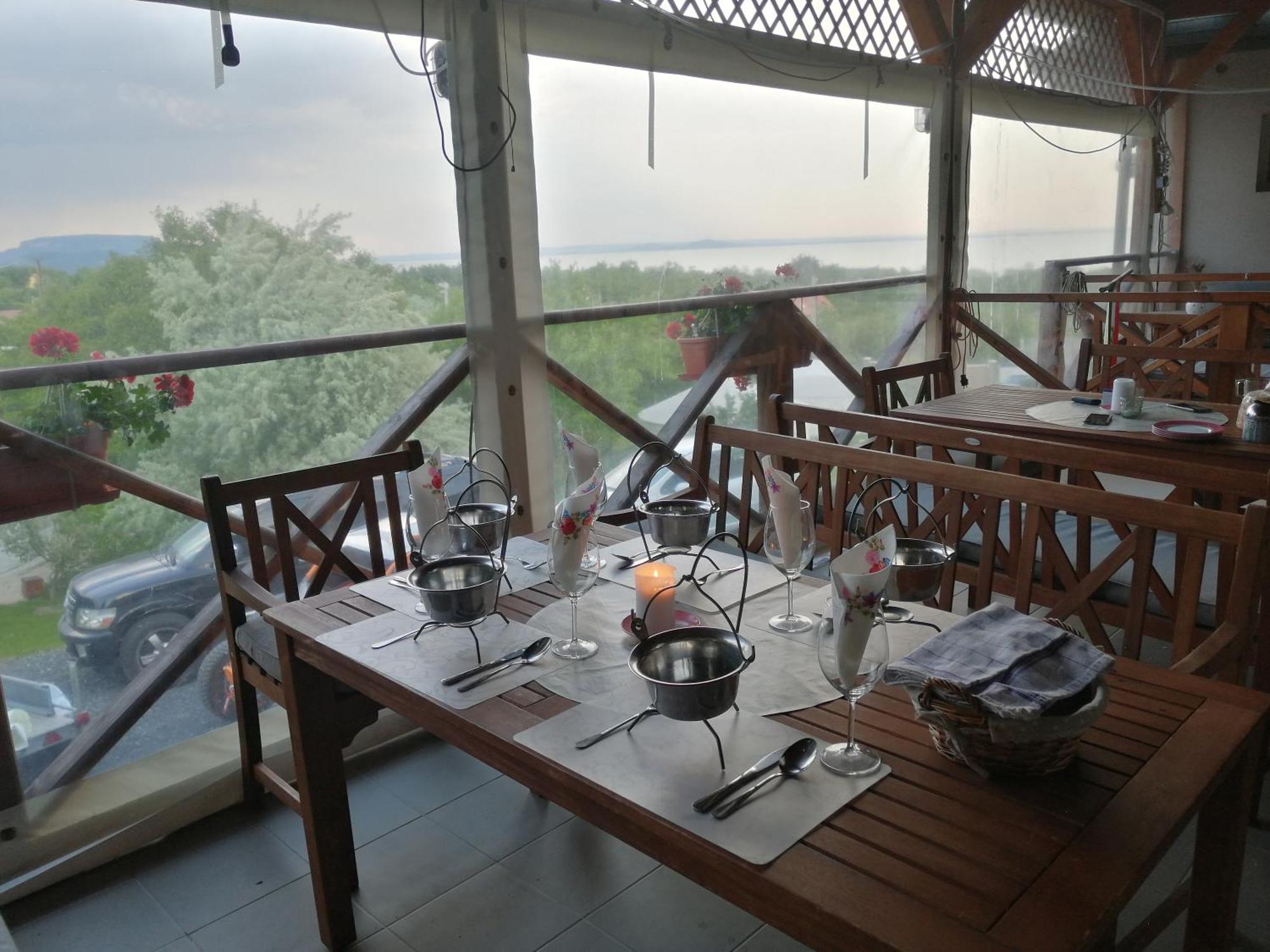 Jurta Hotel Balatongyörök Exteriör bild