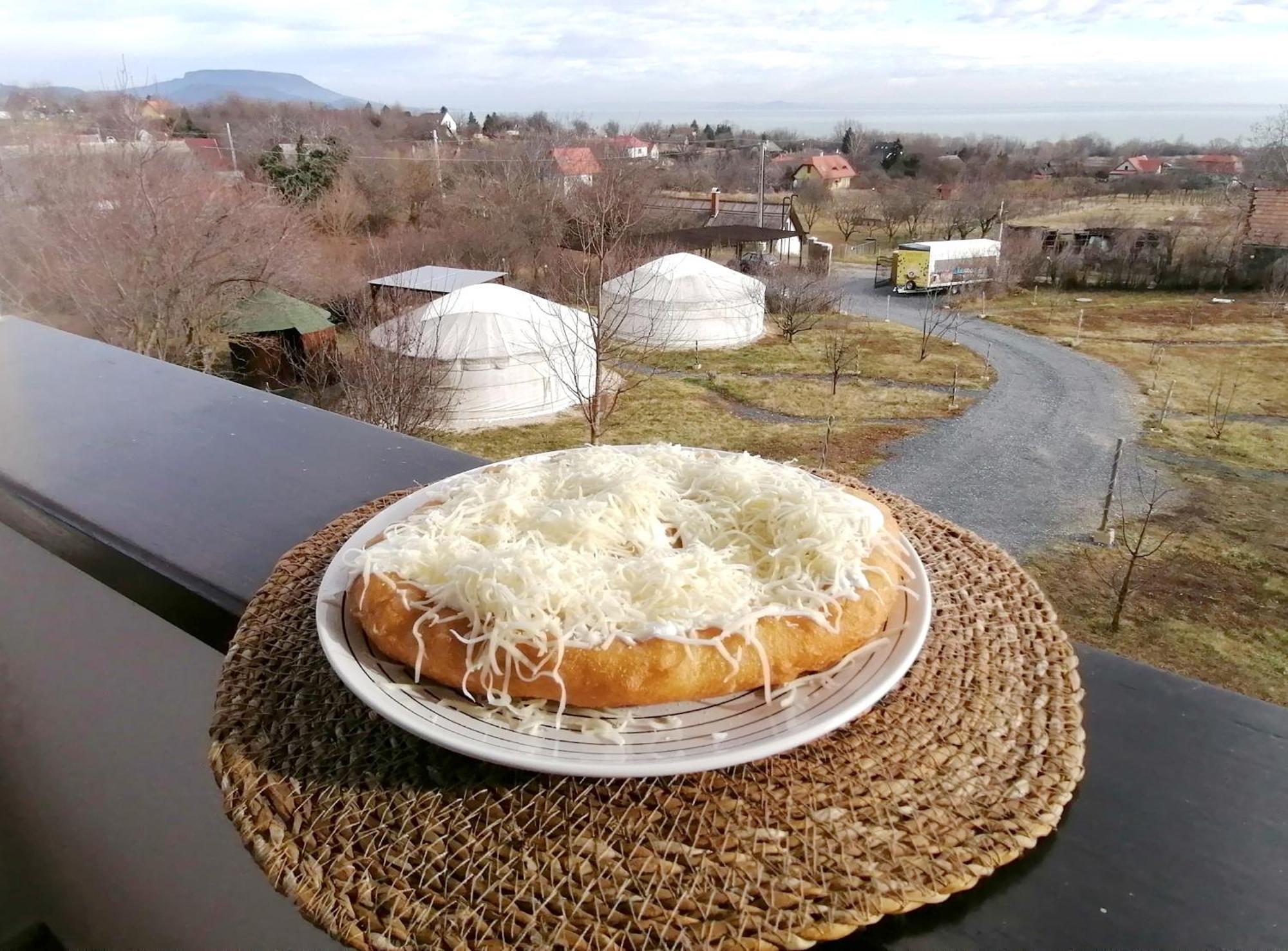 Jurta Hotel Balatongyörök Exteriör bild