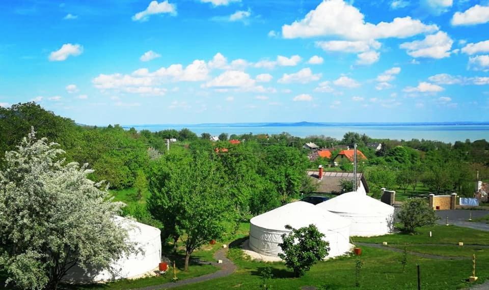 Jurta Hotel Balatongyörök Exteriör bild