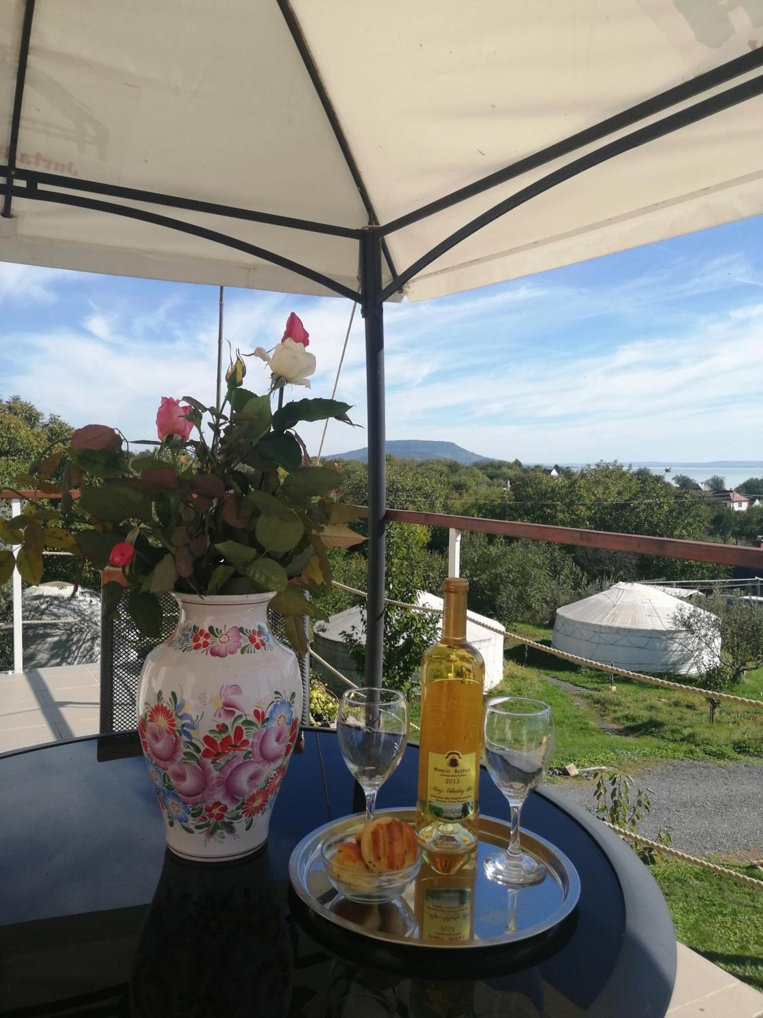 Jurta Hotel Balatongyörök Exteriör bild