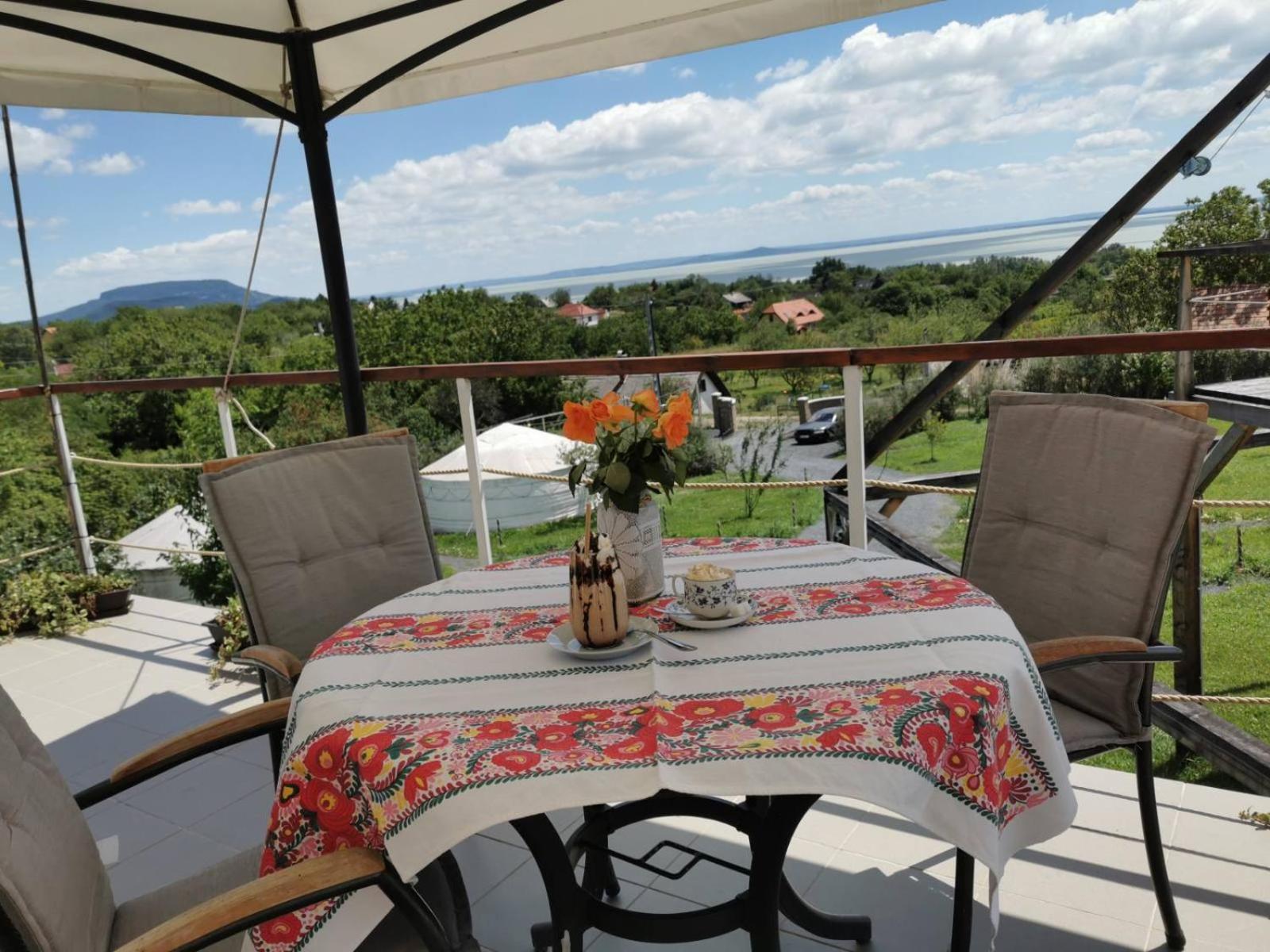 Jurta Hotel Balatongyörök Exteriör bild
