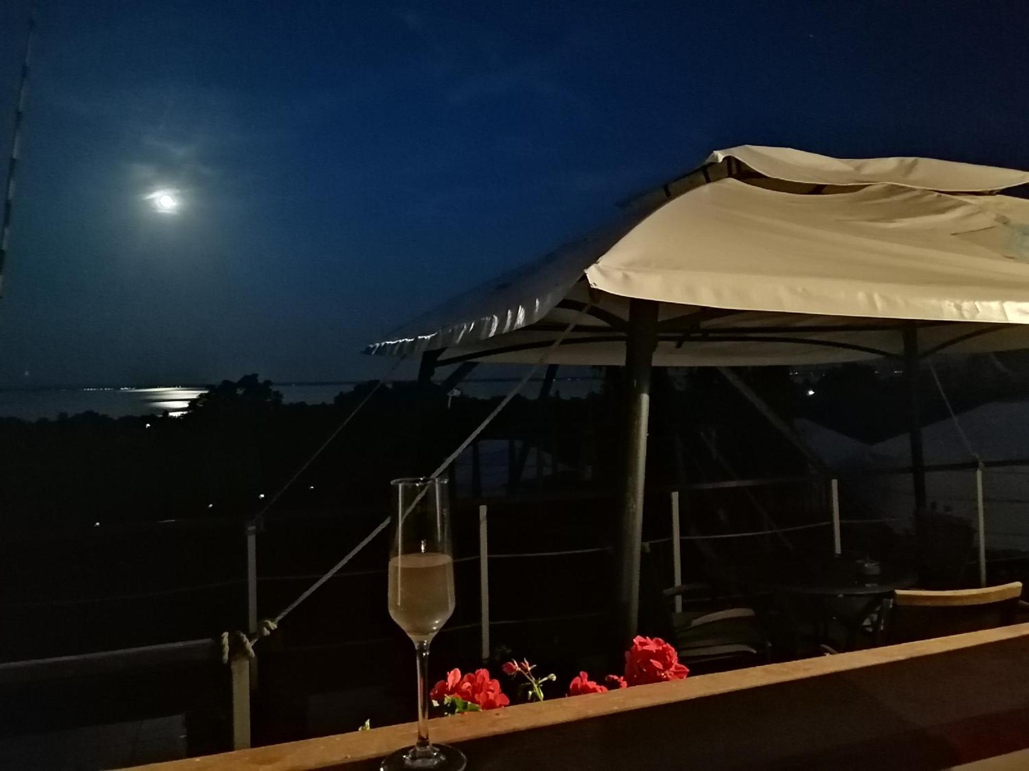 Jurta Hotel Balatongyörök Exteriör bild