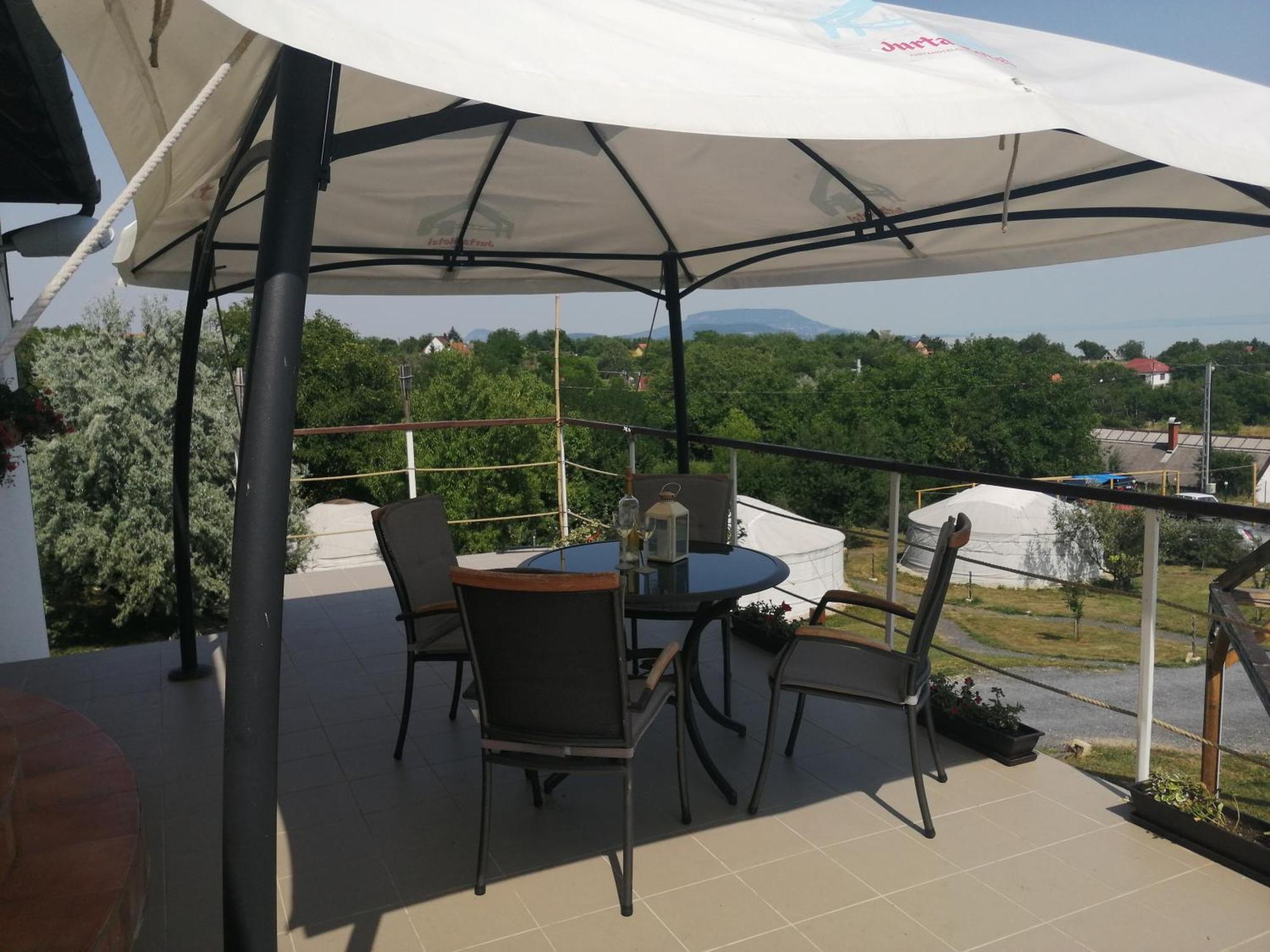 Jurta Hotel Balatongyörök Exteriör bild