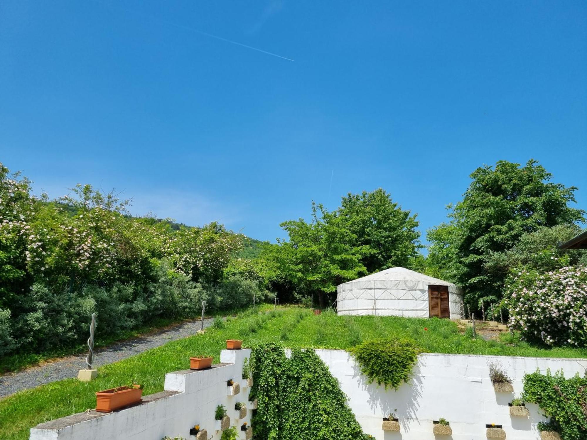Jurta Hotel Balatongyörök Exteriör bild
