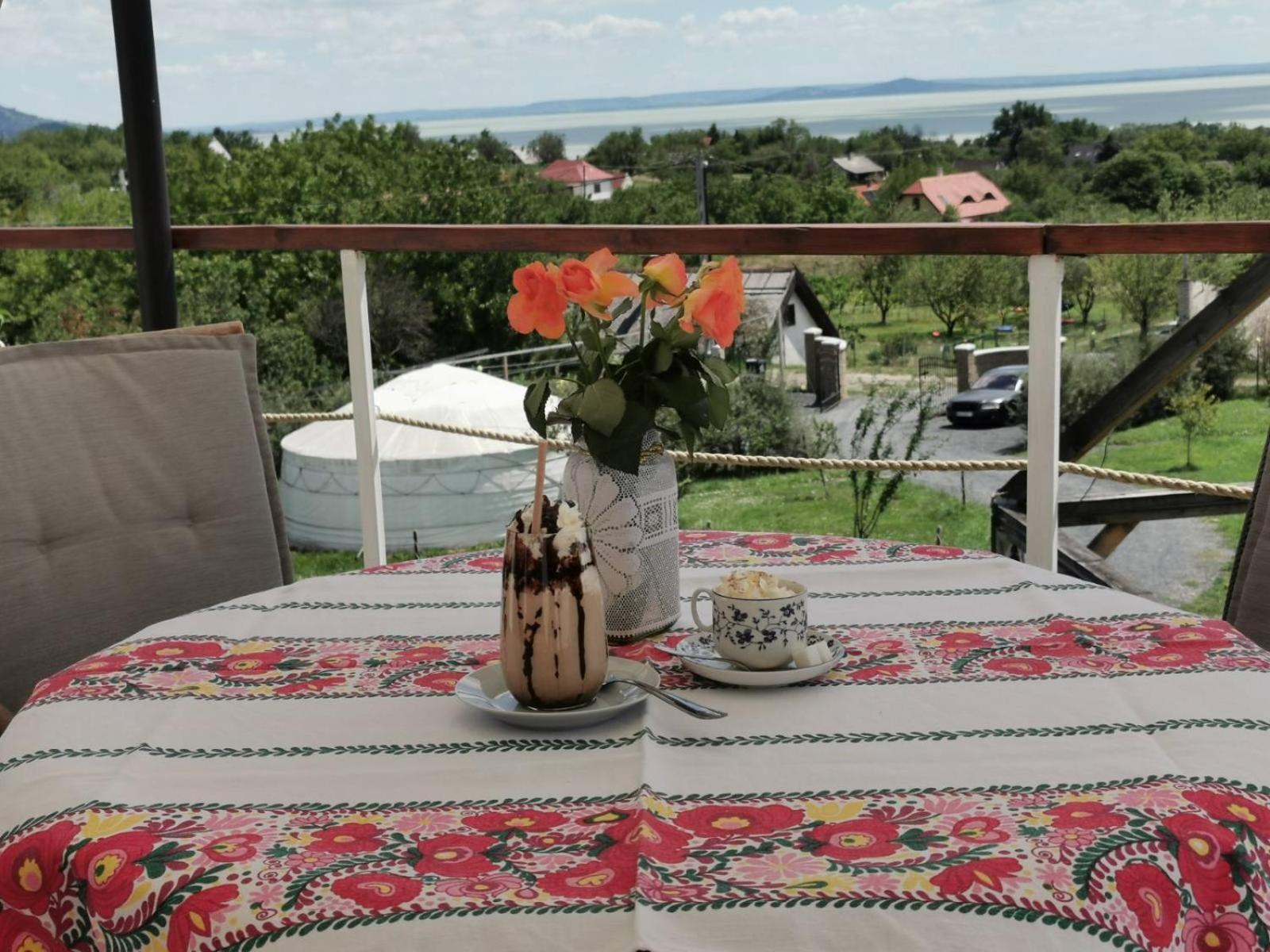 Jurta Hotel Balatongyörök Exteriör bild