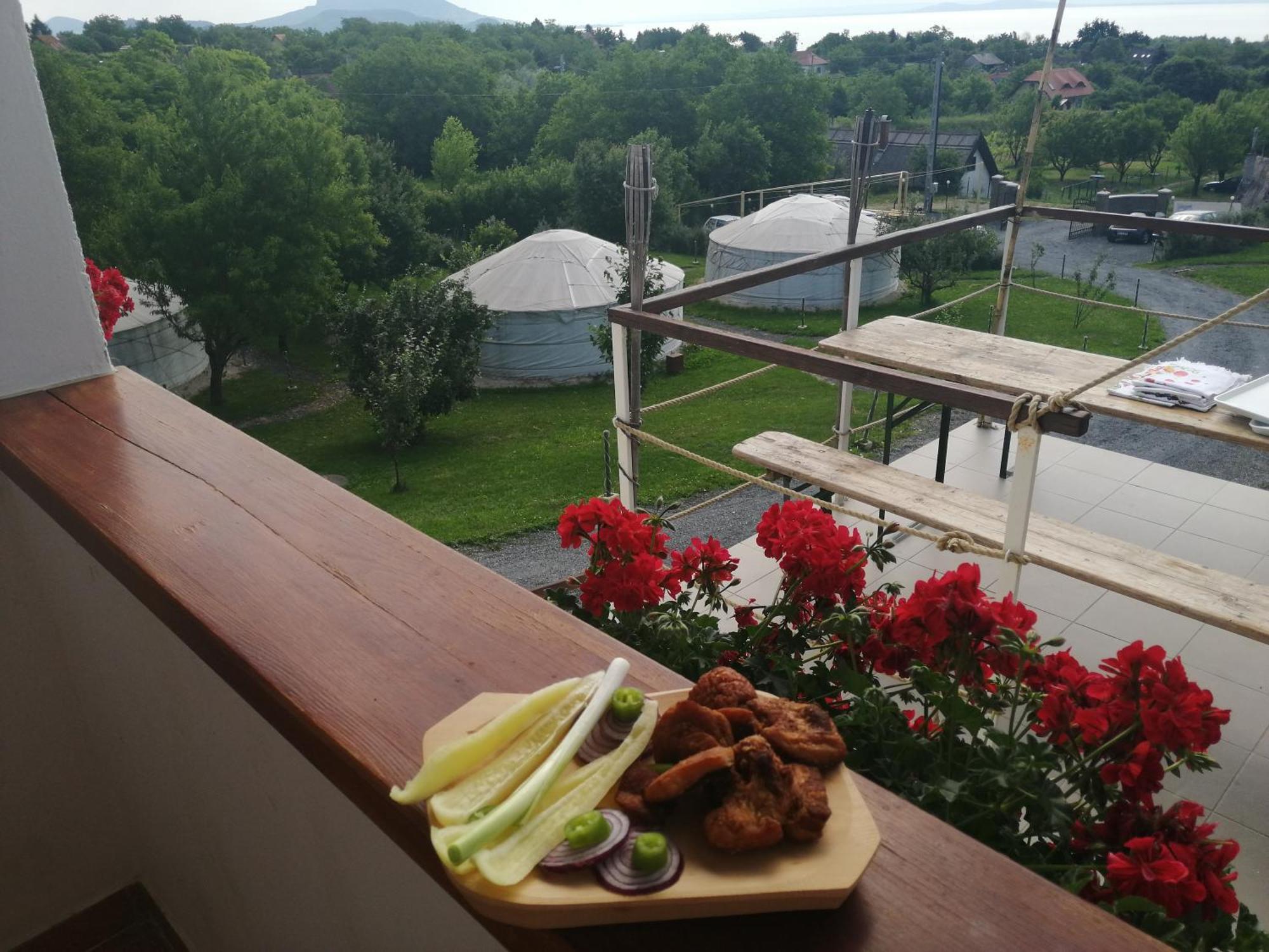 Jurta Hotel Balatongyörök Exteriör bild
