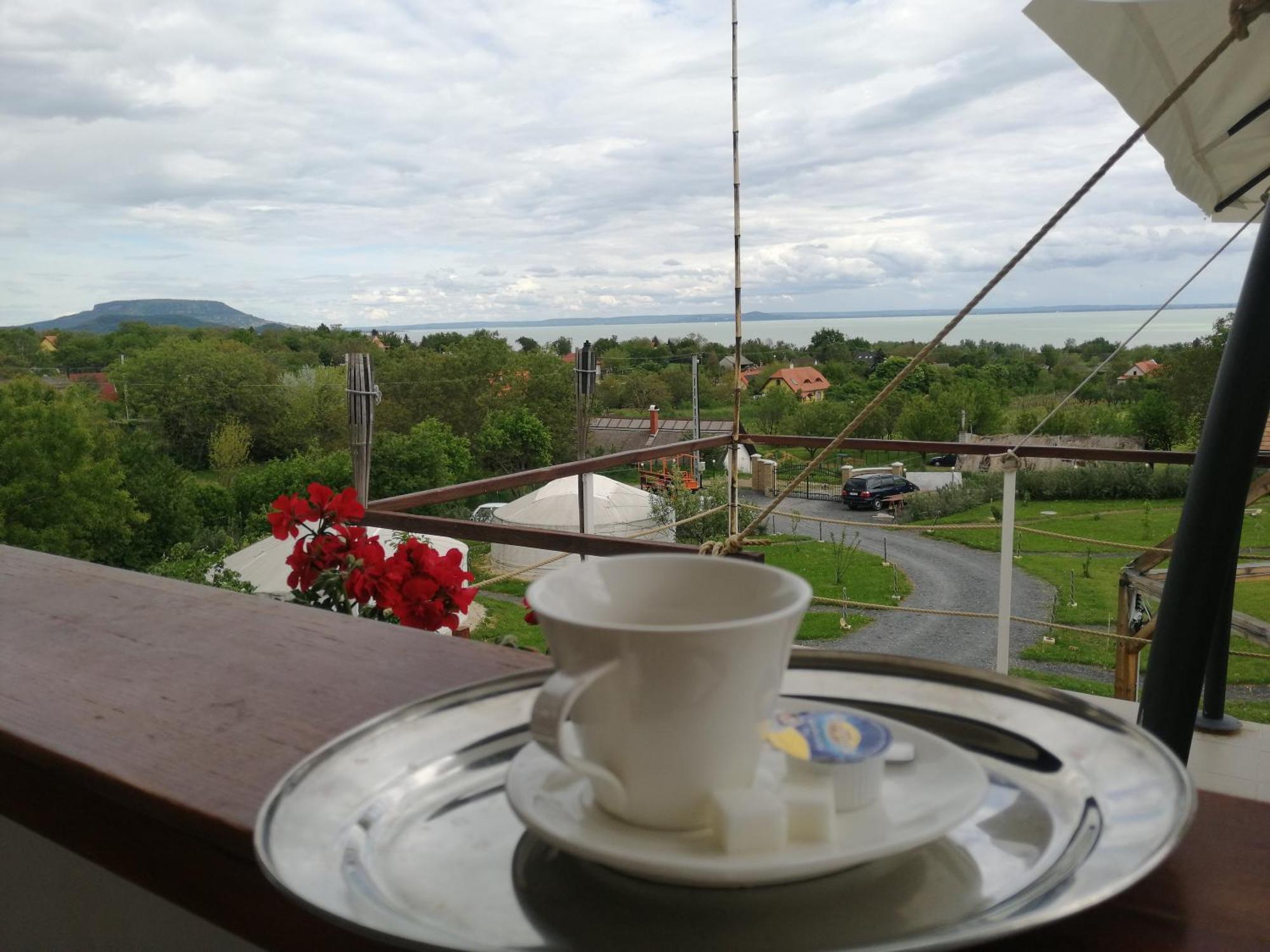 Jurta Hotel Balatongyörök Exteriör bild