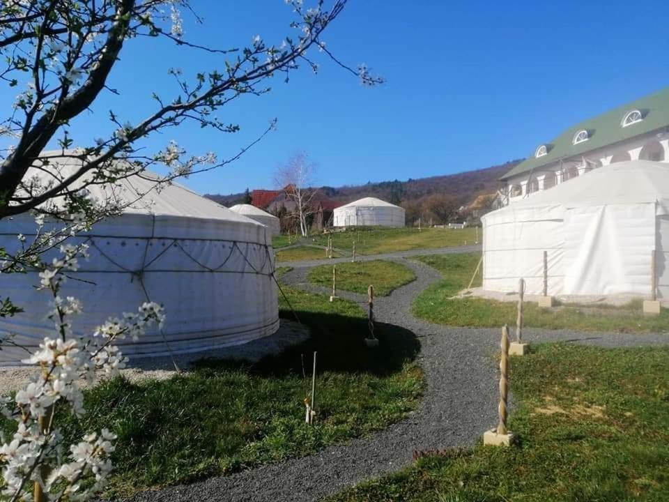 Jurta Hotel Balatongyörök Exteriör bild