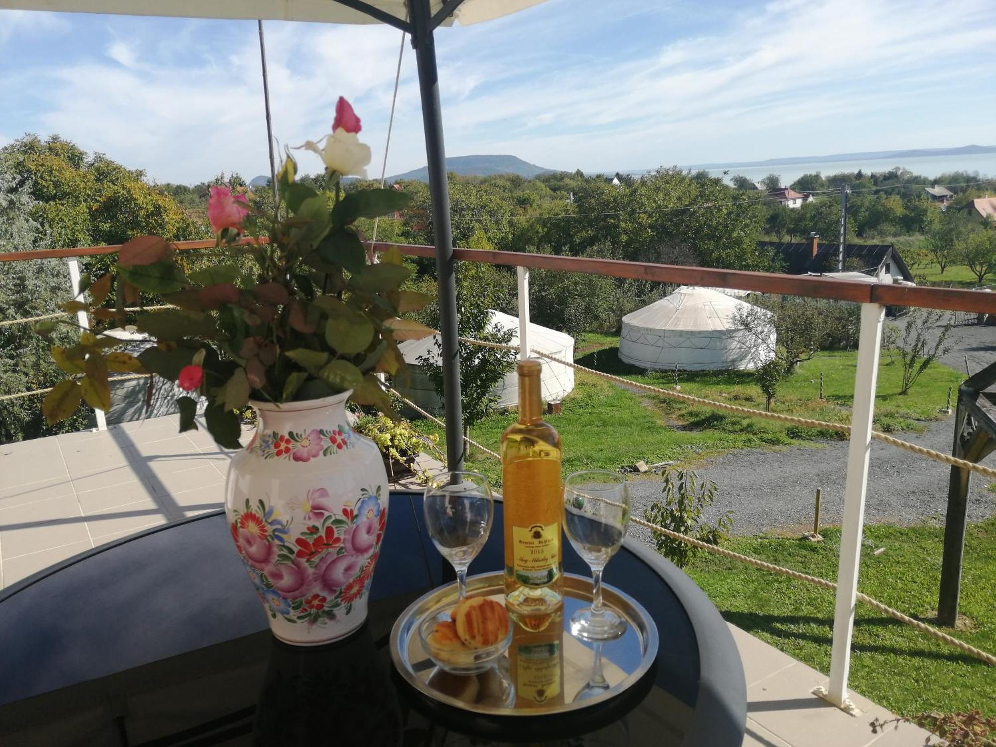 Jurta Hotel Balatongyörök Exteriör bild