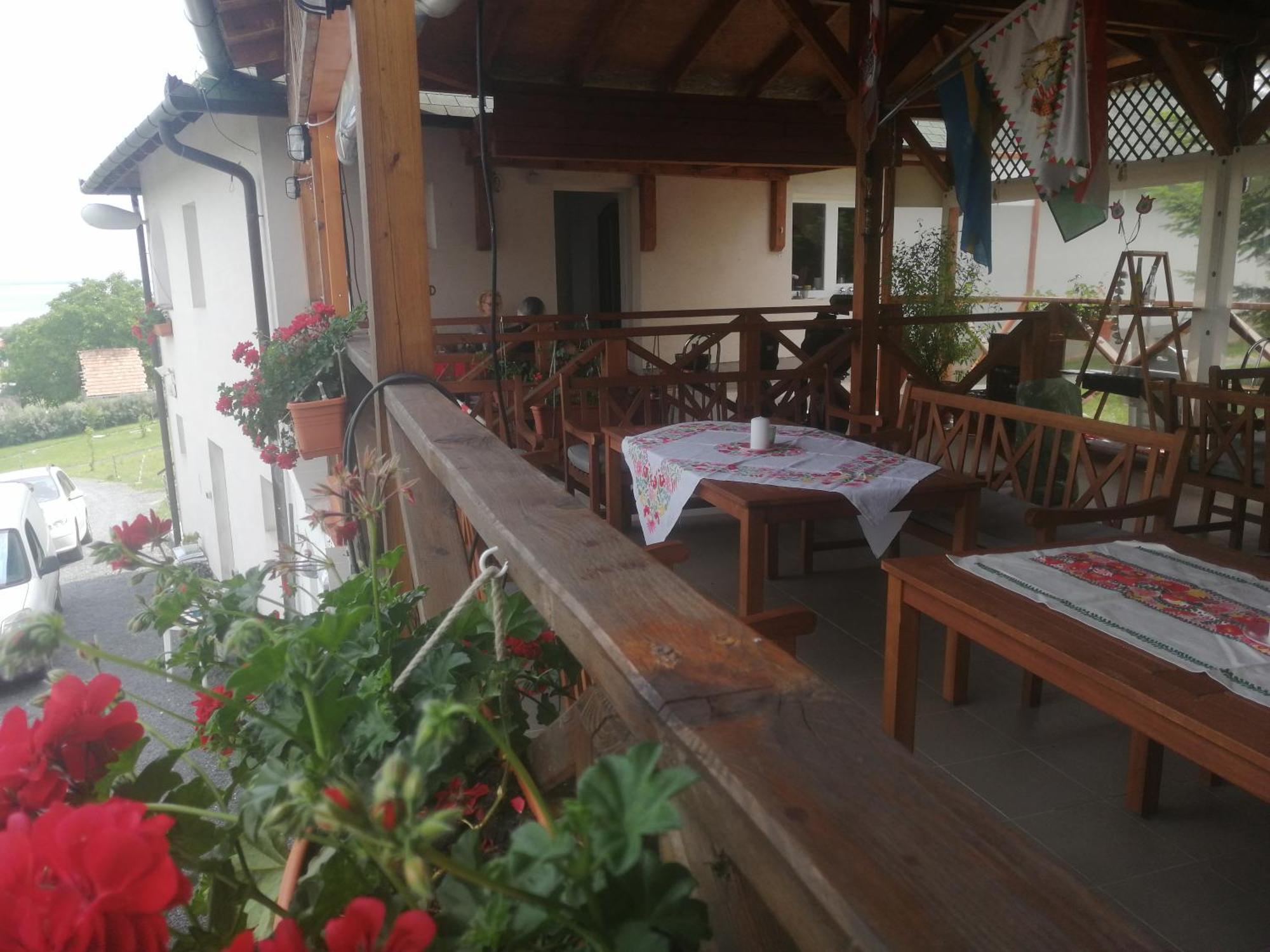 Jurta Hotel Balatongyörök Exteriör bild