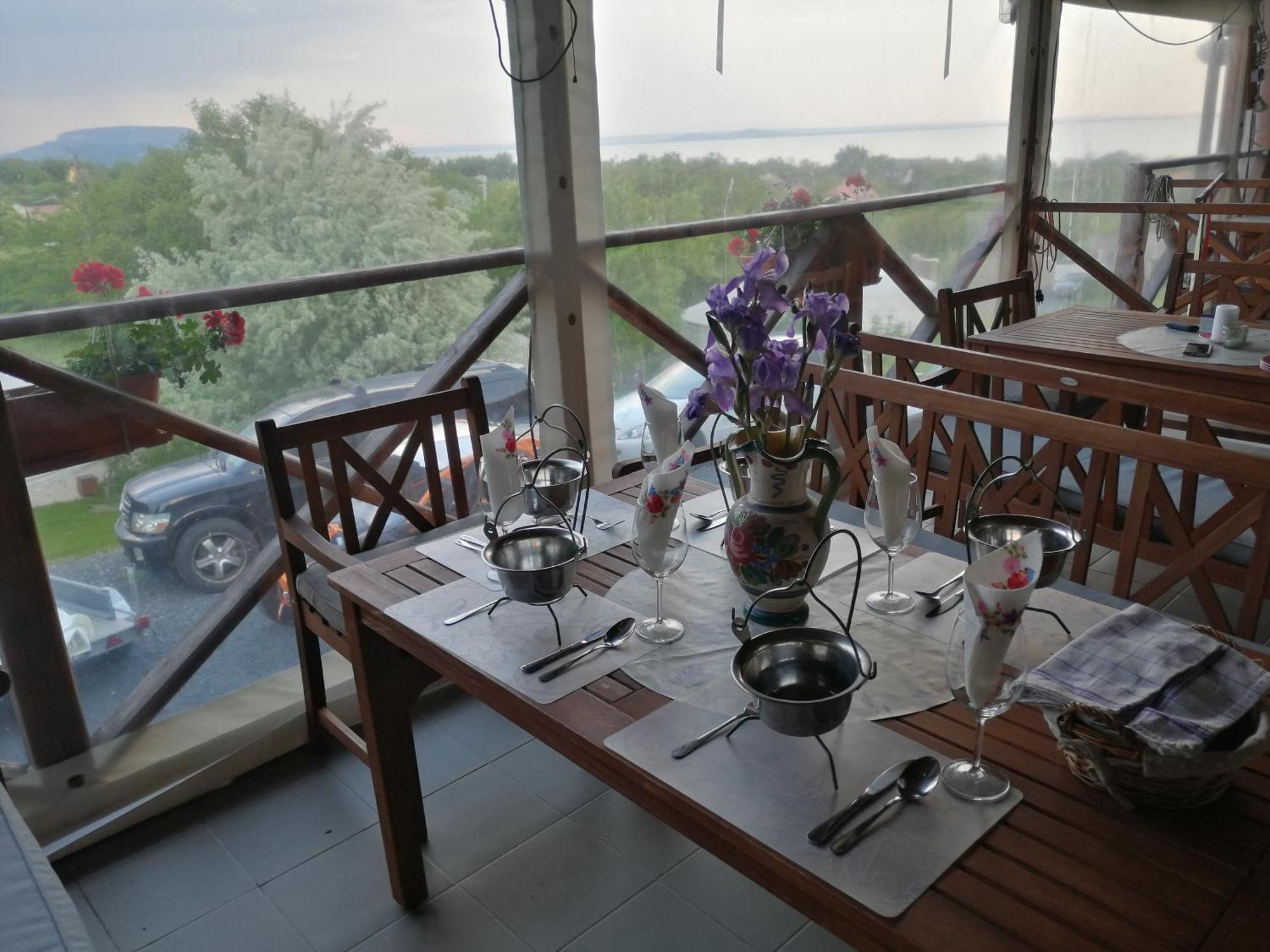 Jurta Hotel Balatongyörök Exteriör bild
