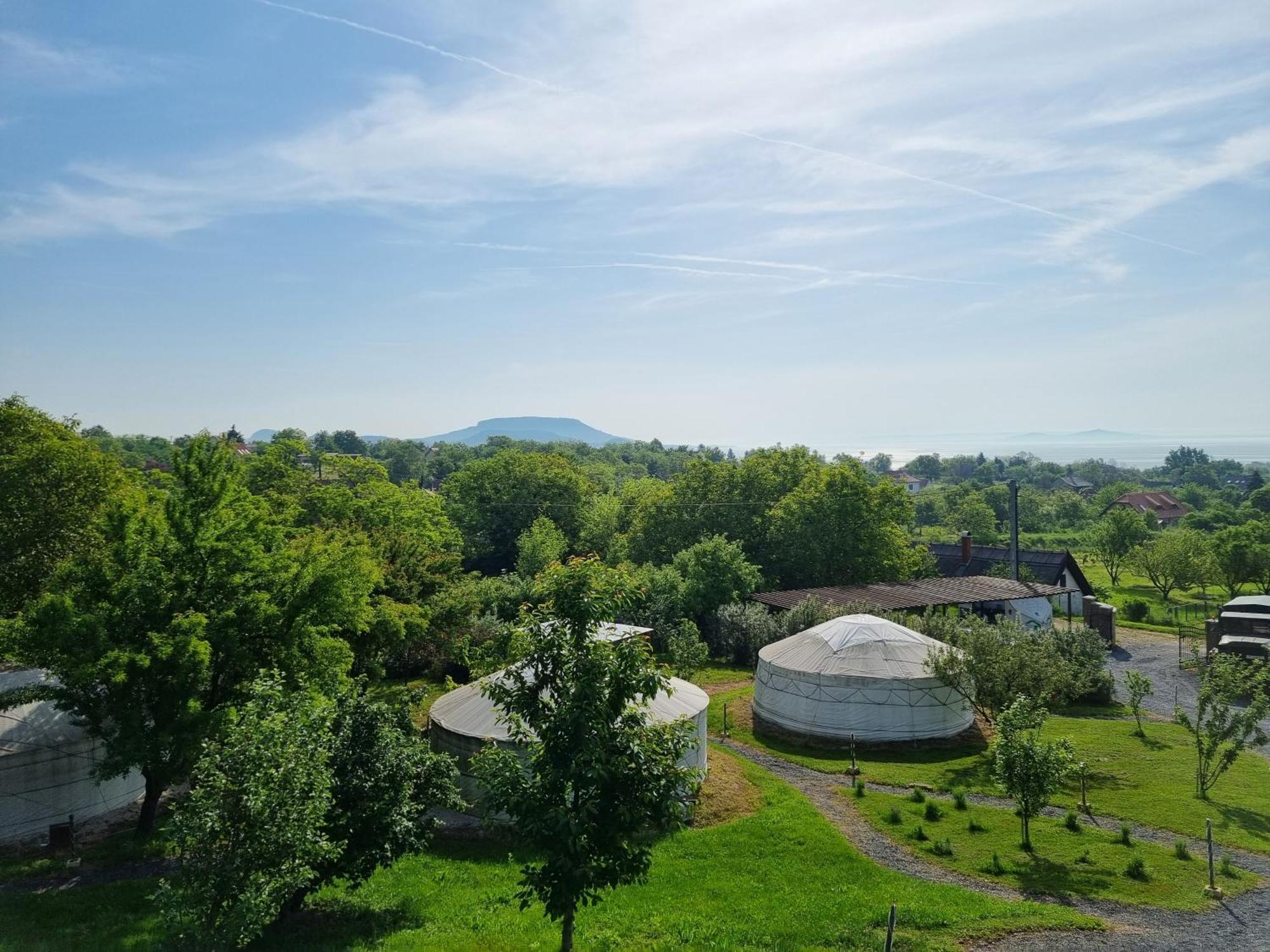 Jurta Hotel Balatongyörök Exteriör bild