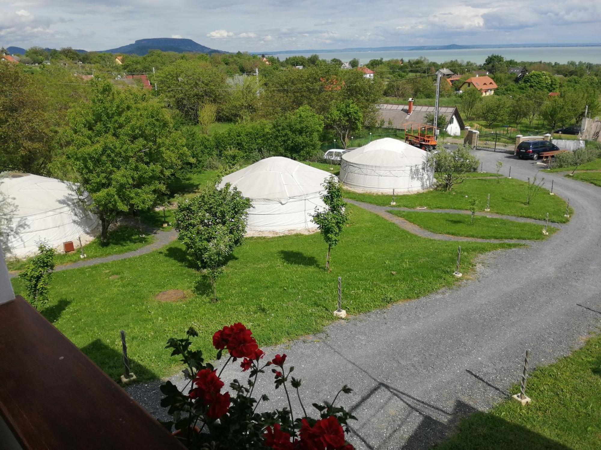 Jurta Hotel Balatongyörök Exteriör bild