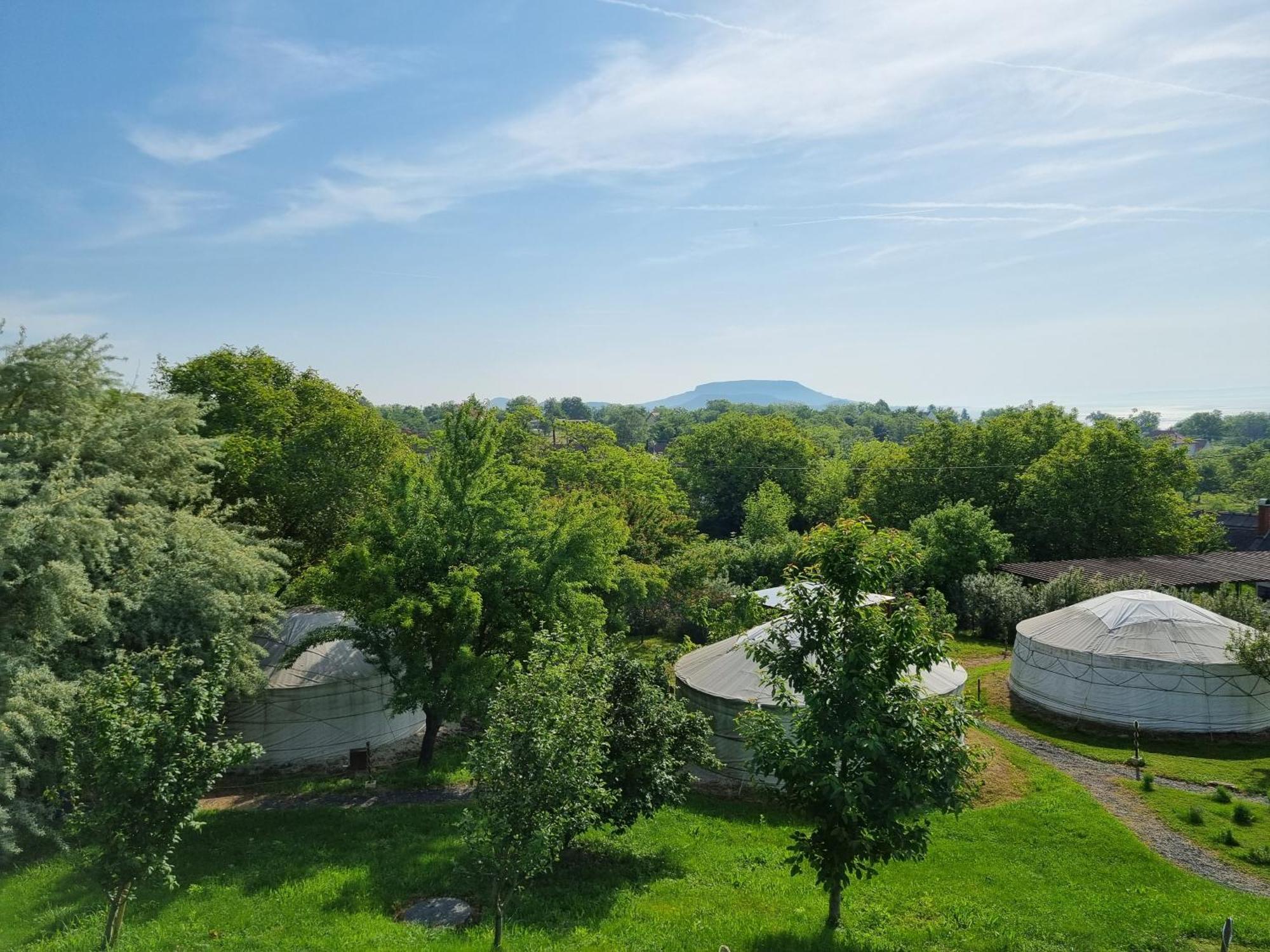 Jurta Hotel Balatongyörök Exteriör bild