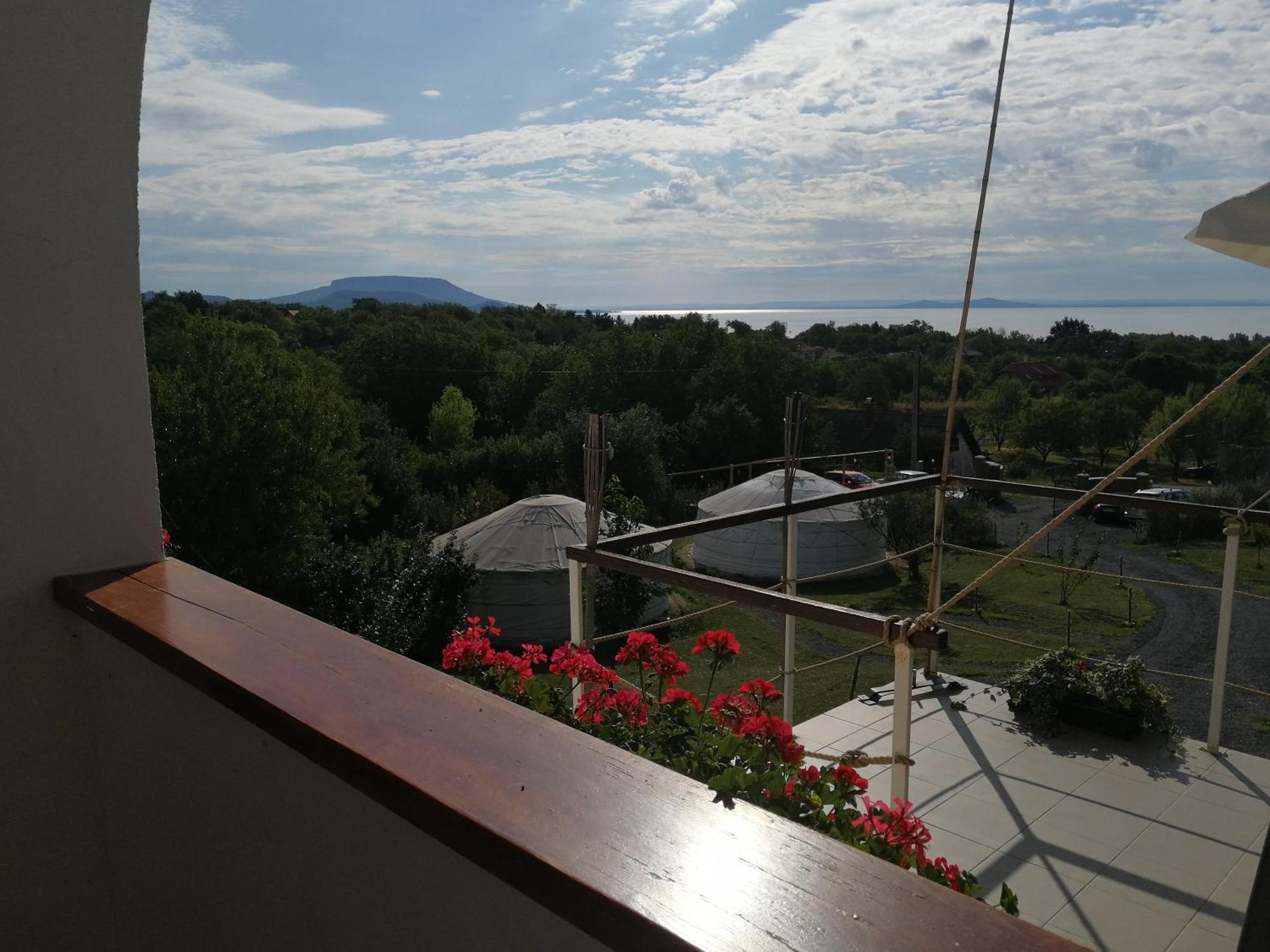 Jurta Hotel Balatongyörök Exteriör bild