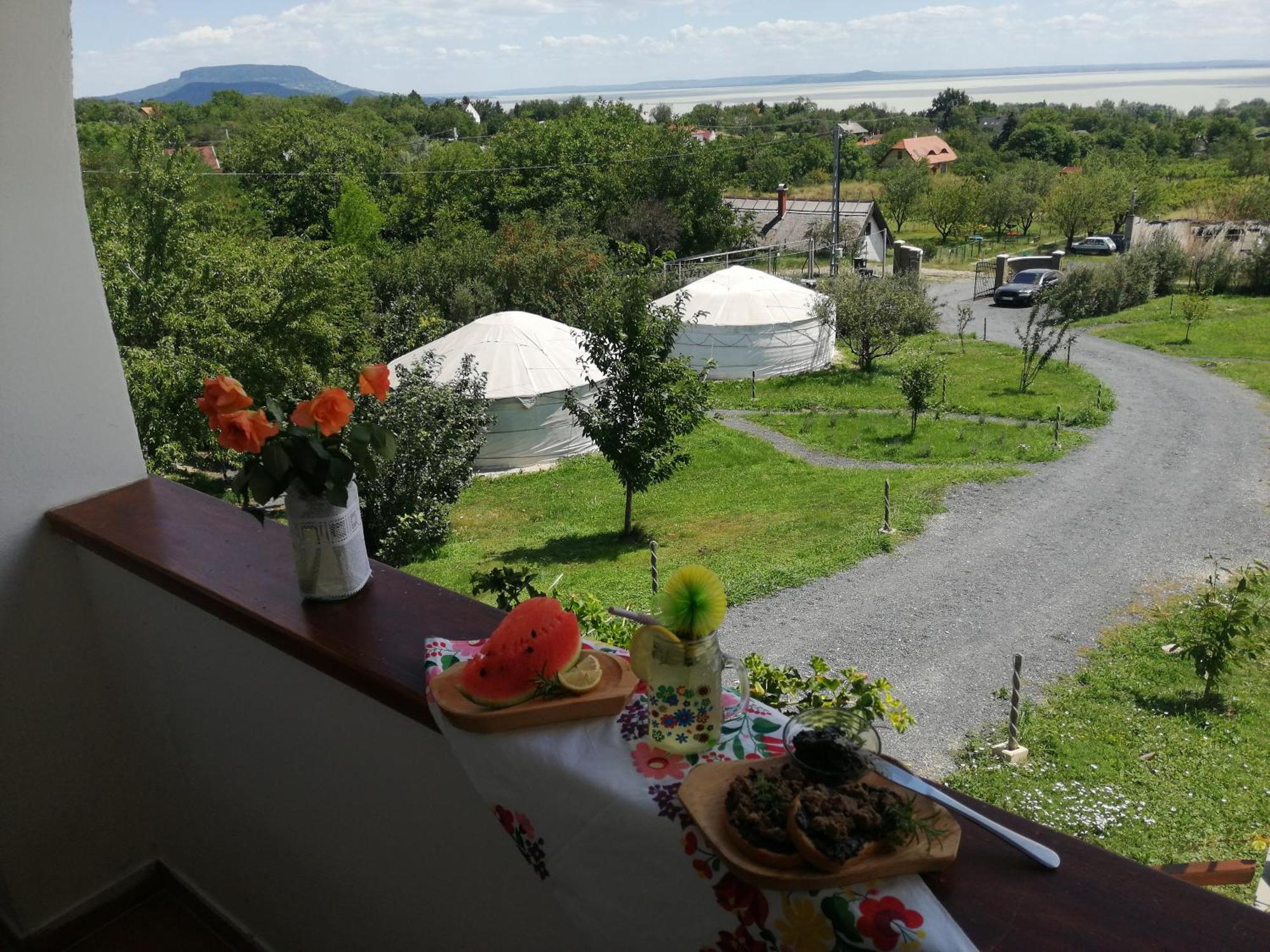 Jurta Hotel Balatongyörök Exteriör bild