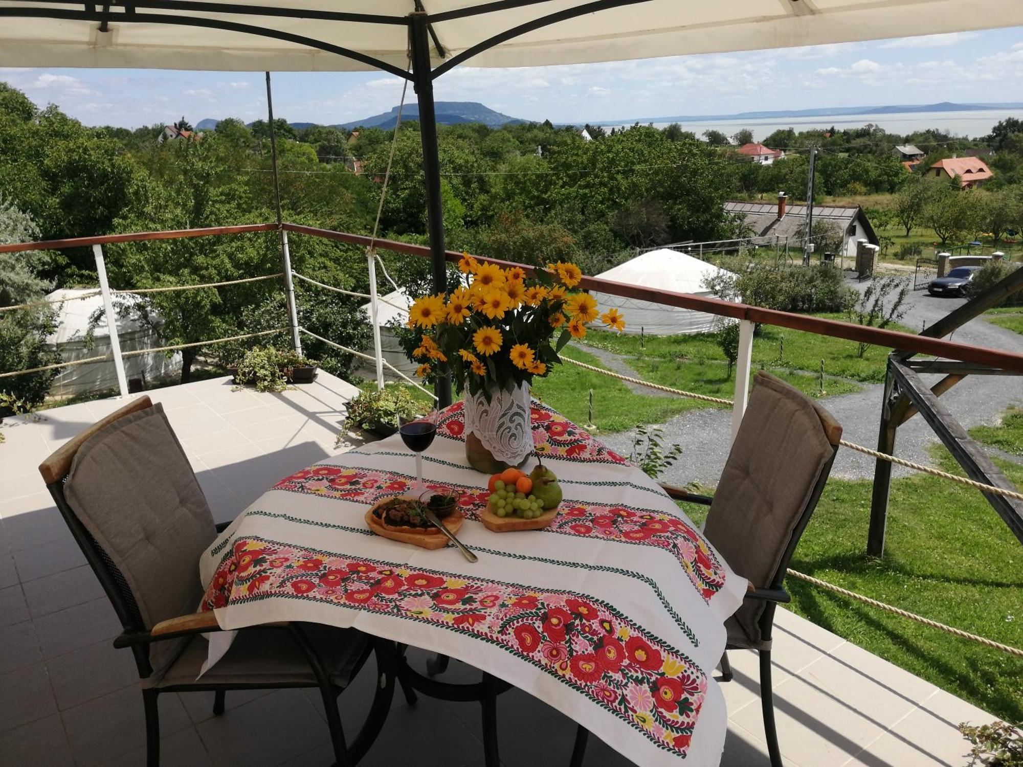Jurta Hotel Balatongyörök Exteriör bild