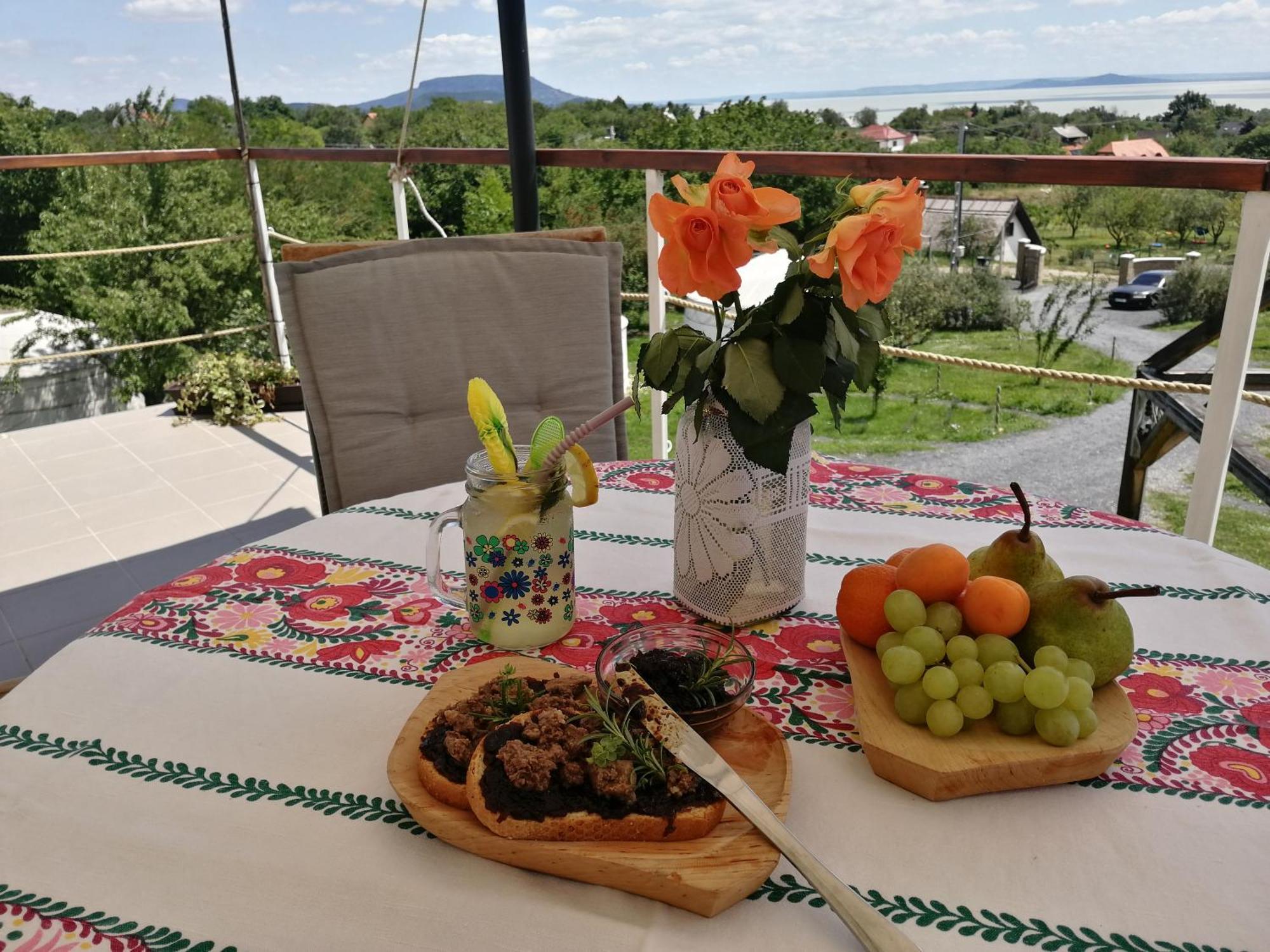 Jurta Hotel Balatongyörök Exteriör bild