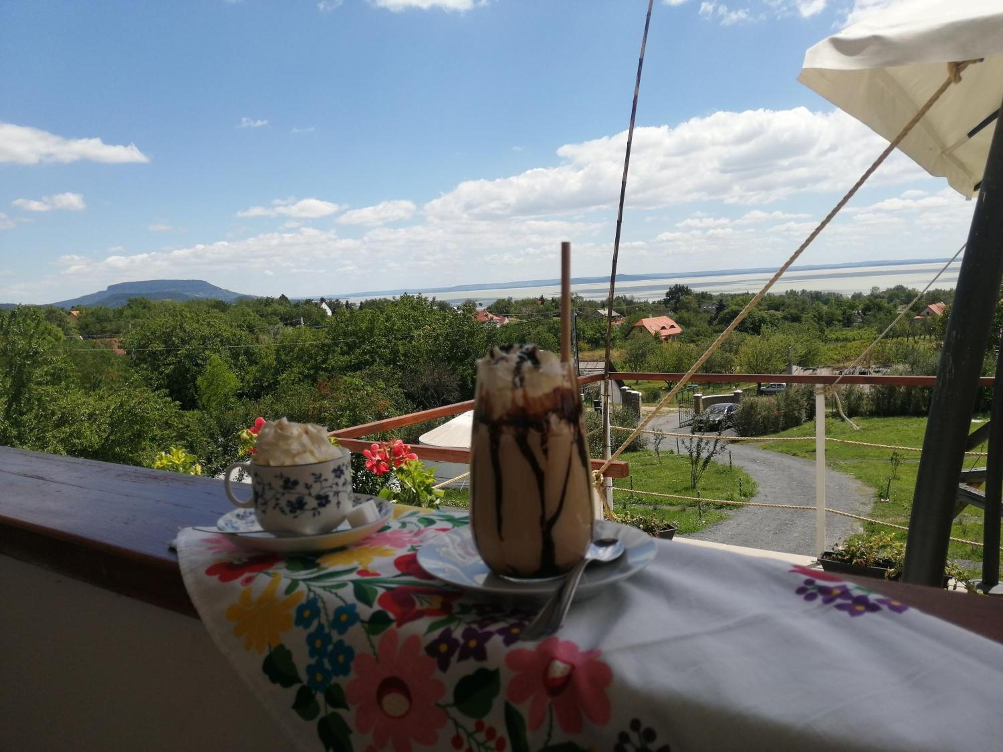 Jurta Hotel Balatongyörök Exteriör bild