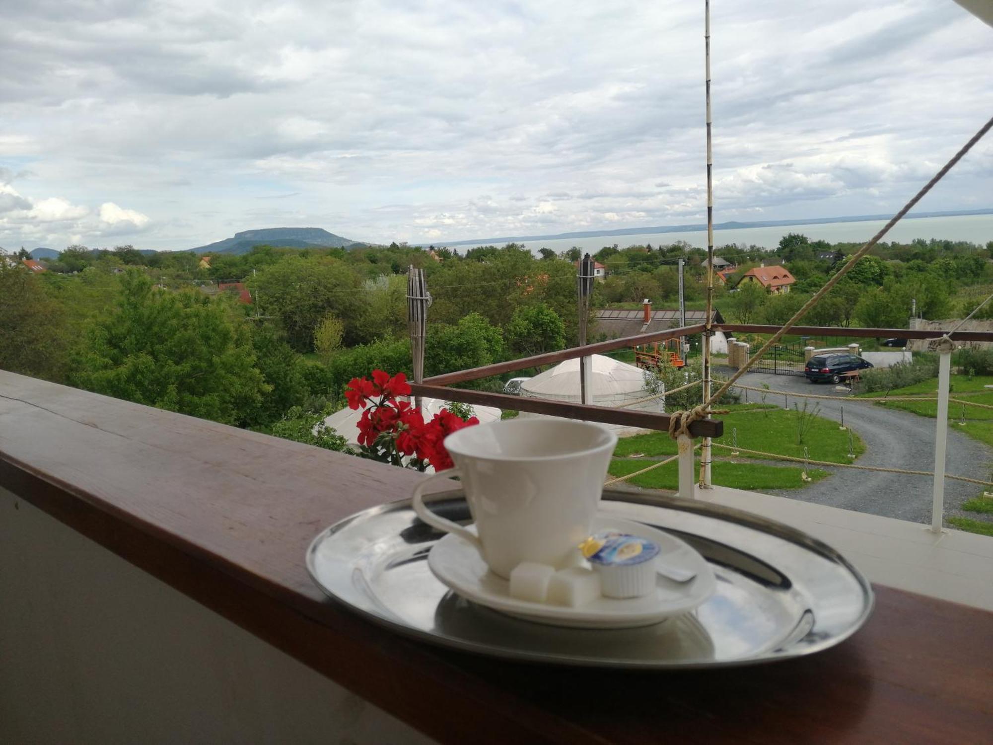 Jurta Hotel Balatongyörök Exteriör bild