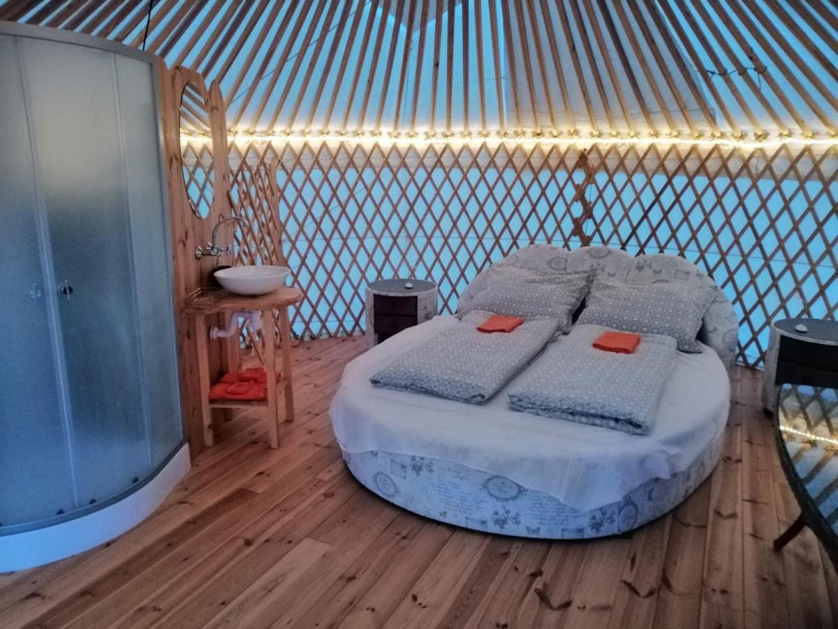 Jurta Hotel Balatongyörök Exteriör bild
